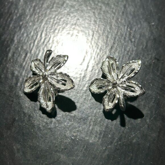 Vintage 1" Sarah Coventry Signed Silver Tone Leaf Clip-On Earrings - Picture 2 of 4